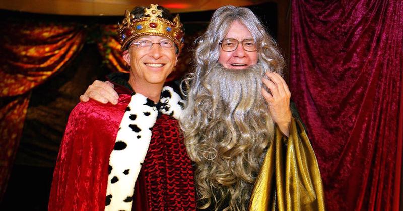 Bill Gates (trái) và Warren Buffett trong một buổi tiệc hóa trang - Ảnh: Gia đình Bill Gates/CNBC.<br>