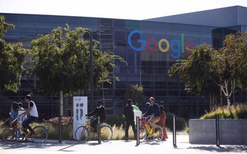 Logo của Google bên ngoài trụ sở công ty ở Mountain View, California, Mỹ, tháng 11/2015 - Ảnh: Reuters.<br>