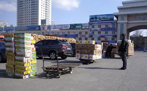Hàng hóa tập kết tại cửa khẩu Đan Đông, chuẩn bị xuất sang Triều Tiên - Ảnh: AFP.