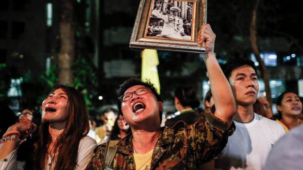 Người dân Thái Lan đau buồn sau khi nghe tin nhà vua Bhumibol qua đời ngày 13/10 - Ảnh: EPA/BBC.<br>