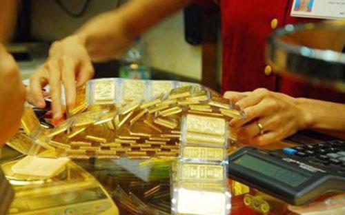 Hiện giá vàng SJC bán ra đang cao hơn so với giá vàng thế giới quy đổi khoảng 5 triệu đồng/lượng.