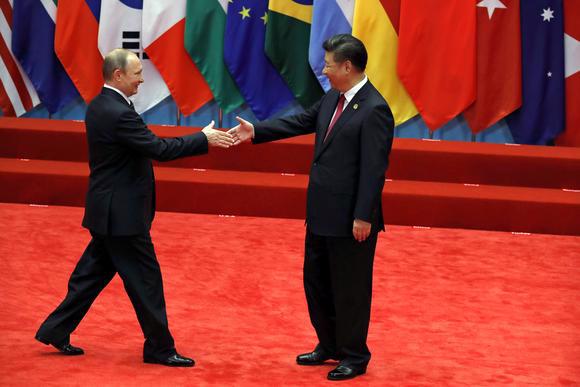 Tổng thống Nga Vladimir Putin (trái) và Chủ tịch Trung Quốc Tập Cận Bình tại hội nghị thượng đỉnh G20 ở Hàng Châu, Trung Quốc hôm 4/9 - Ảnh: AP/Nikkei.<br>