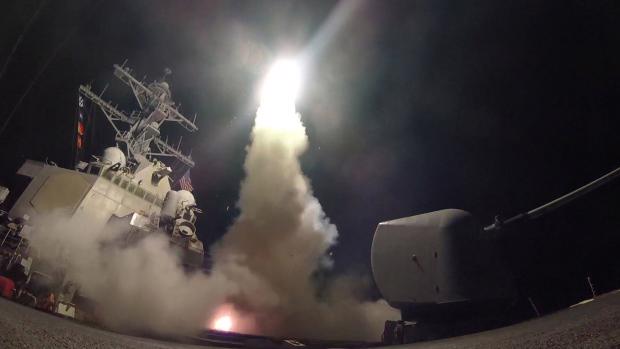 Tên lửa Tomahawk phóng từ chiến hạm Mỹ ở Địa Trung Hải trong cuộc tấn công vào Syria ngày 6/4 - Ảnh: Hải quân Mỹ/Reuters.<br>
