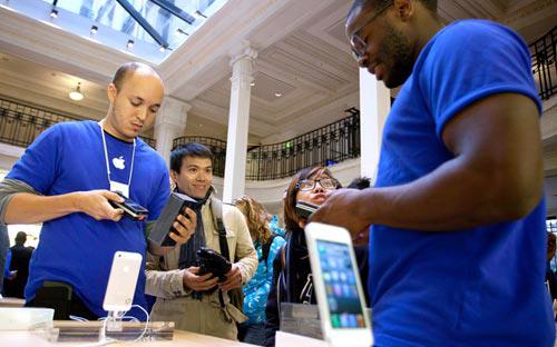 Giới đầu tư đang lo ngại, Apple không thể nào đáp ứng được nhu cầu của khách hàng đối với dòng điện thoại iPhone 5 - Ảnh: Bloomberg.<br>