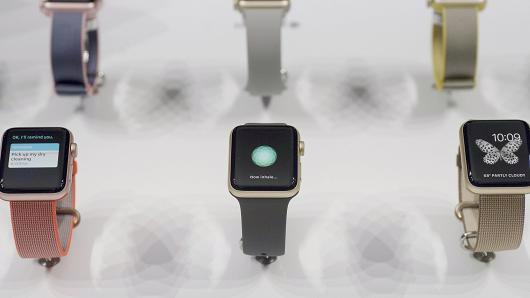 Đồng hồ thông minh Apple Watch thế hệ thứ hai - Ảnh: CNBC.<br>