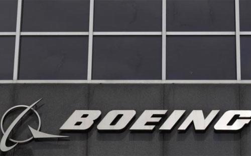 Logo của Boeing tại trụ sở của hãng ở Chicago - Ảnh: Reuters.<br>