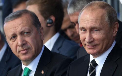 Tổng thống Thổ Nhĩ Kỳ Tayyip Erdogan (trái) và Tổng thống Nga Vladimir Putin tham dự một sự kiện ở Moscow hồi tháng 9 - Ảnh: US News.<br>
