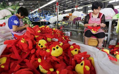 Trong một nhà máy sản xuất đồ chơi xuất khẩu ở Giang Tô, Trung Quốc - Ảnh: Reuters/WSJ.<br>
