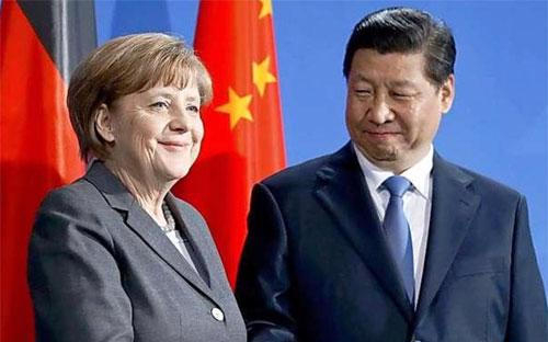 Thủ tướng Đức Angela Merkel (trái) và Chủ tịch Trung Quốc Tập Cận Bình. Bà Merkel ủng hộ việc công nhận Trung Quốc là nền kinh tế thị trường.<br>