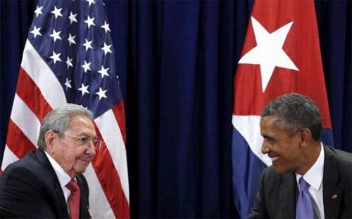Chủ tịch Cuba Raul Castro (trái) và Tổng thống Mỹ Barack Obama (phải) trong cuộc gặp tại kỳ họp Đại hội đồng Liên hiệp quốc ở New York, tháng 9/2015 - Ảnh: Reuters.<br>