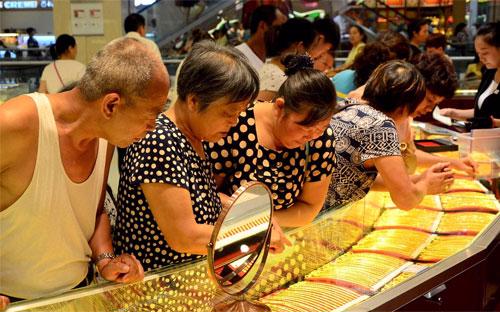 Bên trong một tiệm vàng ở tỉnh Hà Nam, Trung Quốc - Ảnh: Reuters/WSJ.<br>