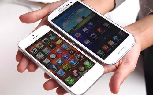iPhone 5 dù đã được mở rộng màn hình lên 4 inch, song vẫn còn nhỏ bé khi đứng trước mẫu Galaxy S3 của Samsung - Ảnh: <i>Digitaltrend.</i><br>