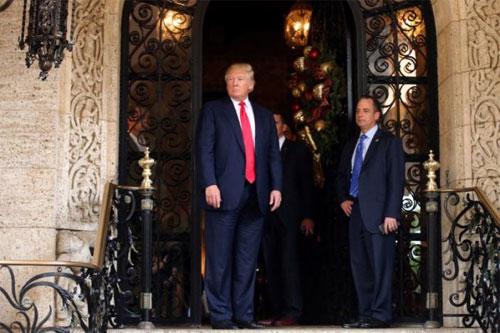 Tổng thống Mỹ Donald Trump và Chánh thư ký Nhà Trắng Reince Priebus (trái) trước một cuộc họp báo ở Palm Beach, Florida hôm 21/1 - Ảnh: Reuters.<br>