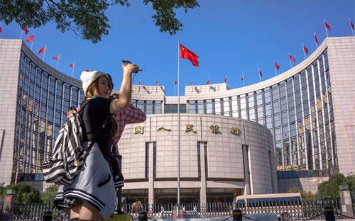 Bên ngoài trụ sở Ngân hàng Trung ương Trung Quốc (PBoC) ở Bắc Kinh - Ảnh: Getty/WSJ.<br>