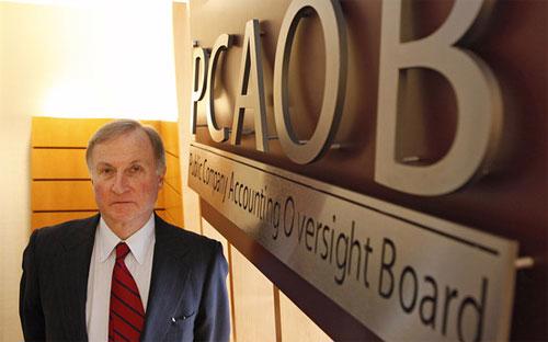 Chủ tịch Ủy ban Giám sát kiểm toán công ty đại chúng của Mỹ (PCAOB), ông James Doty - Ảnh: WSJ.<br>