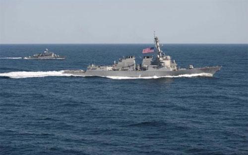 Tàu khu trục Mỹ USS Lassen (phải) trong một cuộc tập trận gần bán đảo Triều Tiên hồi tháng 3/2015 - Ảnh: Reuters.<br>