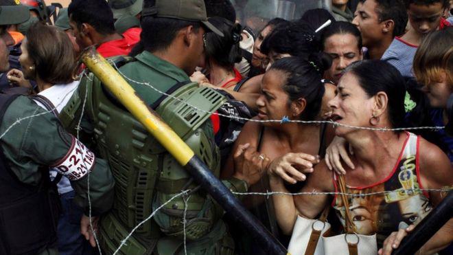 Người dân Venezuela đụng độ với lực lượng Vệ binh Quốc gia ở khu vực biên giới với nước láng giềng Colombia vào ngày Chủ nhật 18/12 - Ảnh: Reuters/BBC.<br>