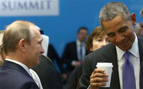 Tổng thống Nga Vladimir Putin (trái) và Tổng thống Mỹ Barack Obama tại hội nghị thượng đỉnh G-20 ở Antalya, Thổ Nhĩ Kỳ ngày 16/11 - Ảnh: Reuters.<br>