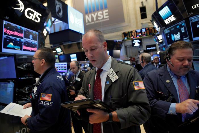 Các nhà giao dịch trên sàn chứng khoán NYSE ở New York, Mỹ, ngày 27/2 - Ảnh: Reuters.<br>