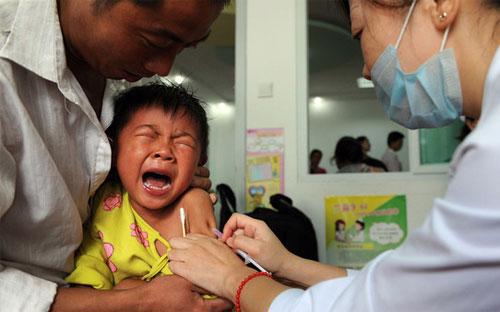 Hiện cơ quan chức năng Trung Quốc chưa công bố có bệnh nhân nào thiệt 
mạng hay phát bệnh vì bị tiêm vaccine không đảm bảo tiêu chuẩn trong vụ ở
 Sơn Đông - Ảnh: Financial Times/Getty.<br>