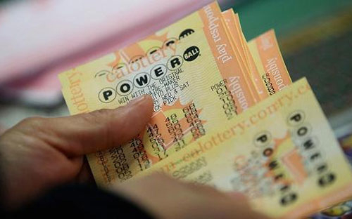Người Mỹ đã “lên cơn sốt” với Powerball, giải xổ số được cho là lớn nhất từ trước đến nay trên thế giới - Ảnh: CNBC/Getty.<br>