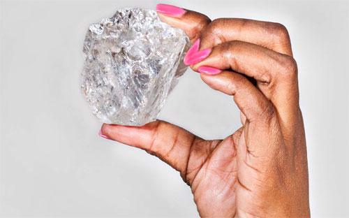 Viên kim cương 1.111 carat vừa được tìm thấy ở Botswana - Ảnh: Bloomberg.<br>