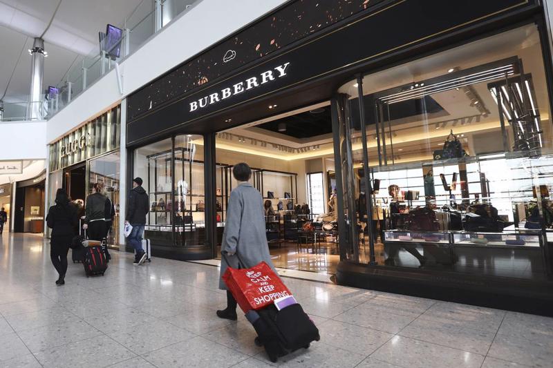 Khu bán đồ hiệu ở sân bay Heathrow, London, Anh - Ảnh: Bloomberg/WSJ.<br>