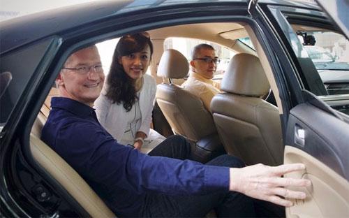 Giám đốc điều hành (CEO) Apple Tim Cook mới đây đăng trên mạng xã hội 
Twitter một bức ảnh cho thấy ông đang sử dụng dịch vụ gọi xe của Didi 
cùng với Chủ tịch Didi là bà Jean Liu - Ảnh: Twitter.<br>