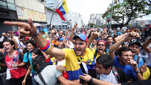 Người dân Venezuela biểu tình phản đối Chính phủ ở thủ đô Caracas - Ảnh: AP.<br>