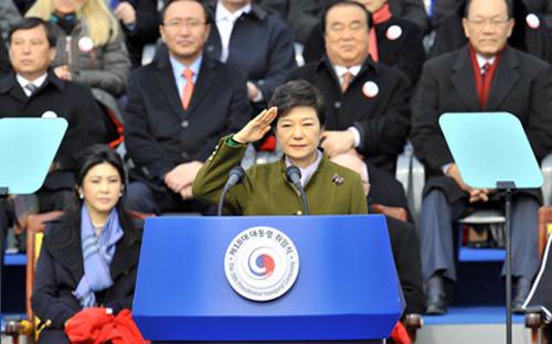 Bà Park Geun-Hye tuyên thệ nhậm chức sáng 25/2 - <i>Ảnh: Yonhap.</i><br>