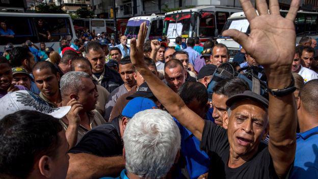 Hàng trăm tài xế xe bus đã biểu tình ở Caracas để đòi trả lương cao hơn 
và được bảo vệ khỏi tình trạng bạo lực ngày càng gia tăng - Ảnh: EPA/BBC. 