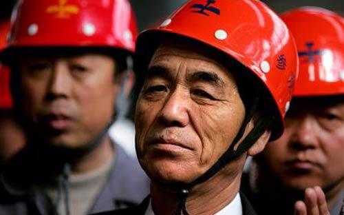 Thủ tướng Triều Tiên Pak Pong Ju (giữa) trong chuyến thăm nhà máy thép Anshan, Trung Quốc hồi tháng 3/2005 - Ảnh: Reuters.<br>