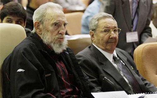 Lãnh tụ Cuba Fidel Castro (bên trái) và người em trai Raul Castro - Ảnh: Reuters.<br>