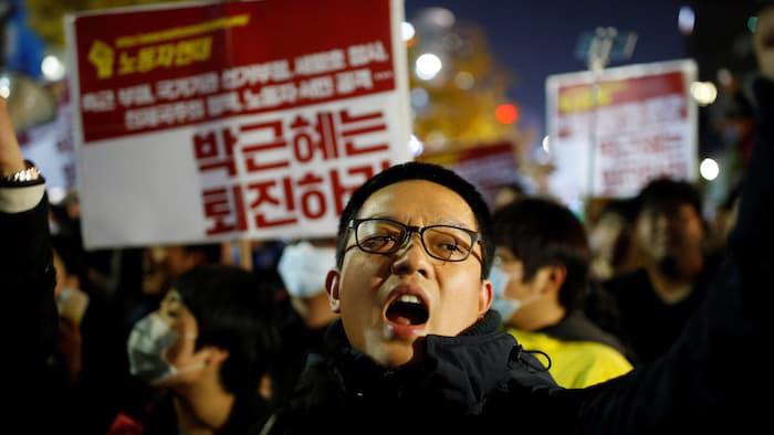 Người biểu tình đòi Tổng thống Park Geun-hye từ chức ở Seoul hôm 29/10 - Ảnh: Reuters/FT.<br>