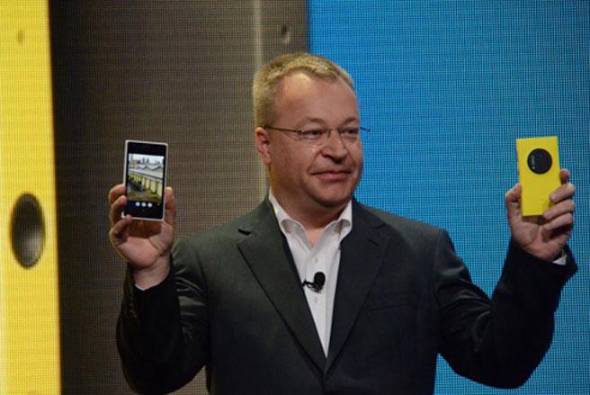 Giám đốc điều hành Nokia, ông Stephen Elop, giới thiệu chiếc Lumia 1020 tại sự kiện tối 11/7 ở New York, Mỹ - Ảnh: Tech.<br>
