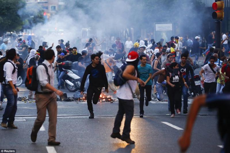 Một cuộc biểu tình phản đối Chính phủ ở thủ đô Caracas của Venezuela - Ảnh: Daily Mail<br>
