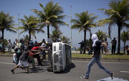 Hôm qua, khoảng 300 người biểu tình kêu gọi quốc hữu hóa ngành dầu lửa 
Brazil đã có cuộc đụng độ với cảnh sát bên ngoài khách sạn nơi diễn ra 
vụ đấu thầu.
