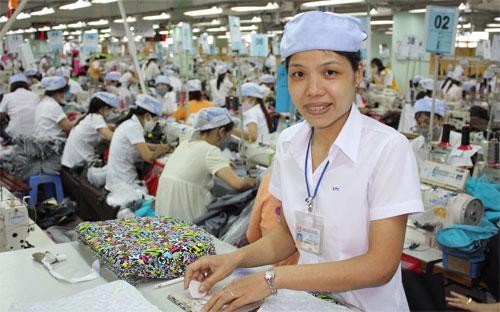 Công nhân làm việc trong một nhà máy hàng dệt may xuất khẩu của Việt Nam.<br>