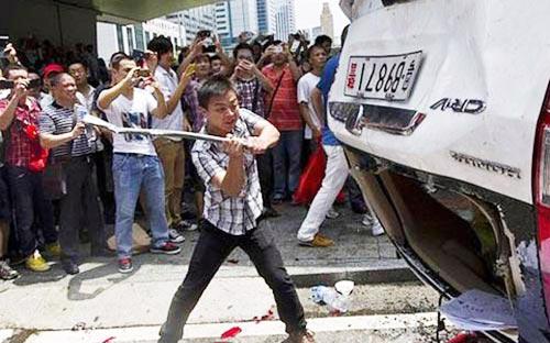 Người biểu tình Trung Quốc lật ngửa và đập phá một chiếc xe Honda CR-V trên đường phố Thâm Quyến hồi tháng 9 vừa qua.<br>