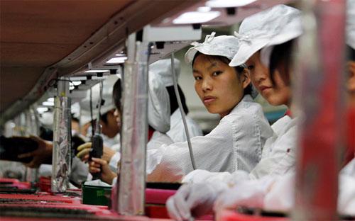 Công nhân làm việc trong một nhà máy lắp ráp hàng điện tử của Trung Quốc.<br>