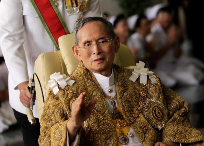 Nhà vua Thái Lan Bhumibol Adulyadej trong một lần xuất hiện năm 2010 - Ảnh: Reuters.<br>