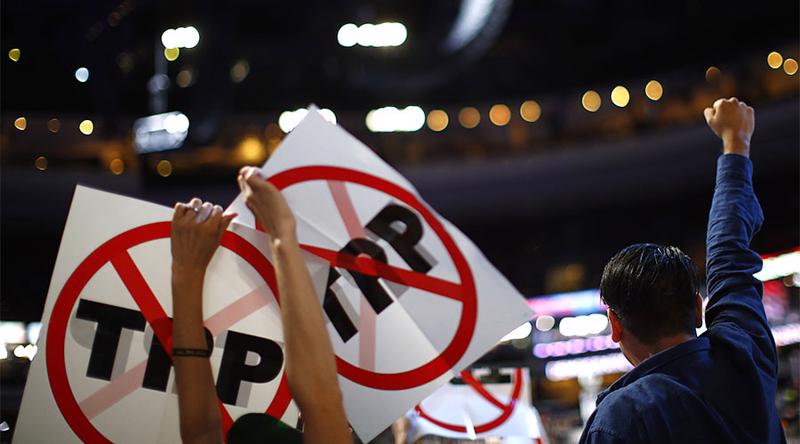 Một bộ phận người dân Mỹ phản đối TPP vì lo ngại thỏa thuận này khiến họ mất việc làm - Ảnh: Reuters.<br>