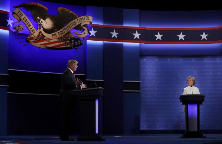 Hai ứng cử viên Tổng thống Mỹ Donald Trump và Hillary Clinton trong cuộc tranh luận cuối cùng - Ảnh: Reuters.<br>