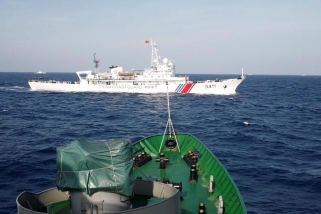 Một tàu hải cảnh Trung Quốc nhìn từ tàu cảnh sát biển Việt Nam ngày 14/5/2014 - Ảnh: Reuters.<br>