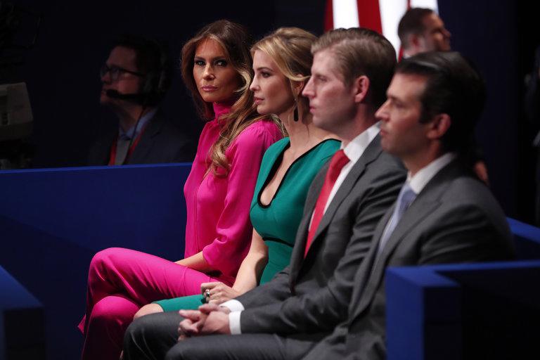 Bà Melania Trump (ngoài cùng bên trái) cùng các con riêng của chồng là Donald Trump theo dõi cuộc tranh luận thứ hai giữa hai ứng cử viên Tổng thống hôm 9/10 - Ảnh: New York Times.<br>