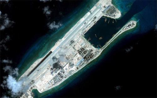 Ảnh chụp từ vệ tinh bãi Chữ Thập thuộc quần đảo Trường Sa hồi đầu tháng 9 - Ảnh: CSIS/AMTI/Reuters.<br>