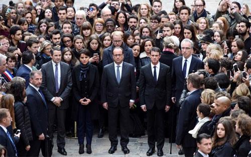 Tổng thống Pháp Francois Hollande cùng các quan chức Pháp dành một phút mặc niệm các nạn nhân vụ khủng bố ngày 13/11 ở Paris tại Đại học Sorbonne, Paris ngày 16/11 - Ảnh: Reuters.<br>