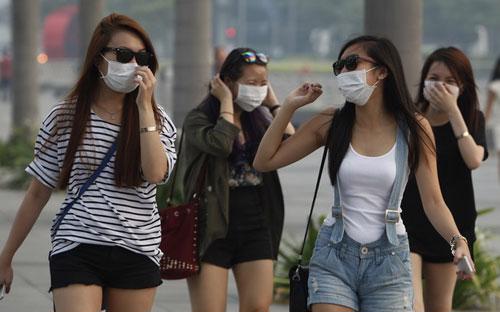 Người dân Singapore đổ xô mua khẩu trang, thuốc nhỏ mắt, máy lọc không khí trước tình trạng bầu không khí ô nhiễm nghiêm trọng - Ảnh: Reuters.<br>