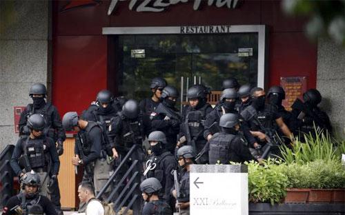 Cảnh sát Indonesia tập trung bên ngoài một nhà hàng gần hiện trường vụ tấn công khủng bố của IS ở Jakarta ngày 14/1 - Ảnh: Reuters.<br>
