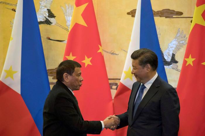 Tổng thống Philippines Rodrigo Duterte (trái) và Chủ tịch Trung Quốc Tập Cận Bình bắt tay tại Đại lễ đường Nhân dân ở Bắc Kinh ngày 20/10 - Ảnh: Reuters.<br>